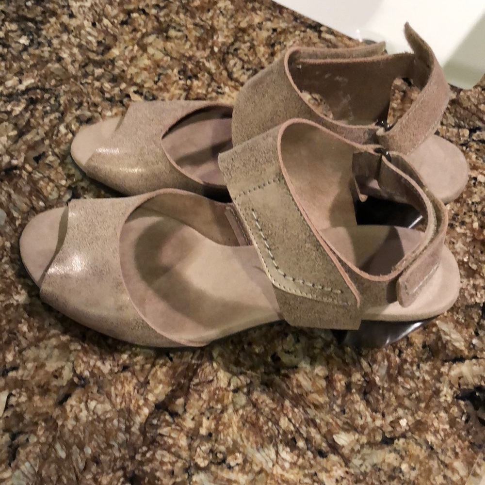 Munro Leather Sandal in Champagne